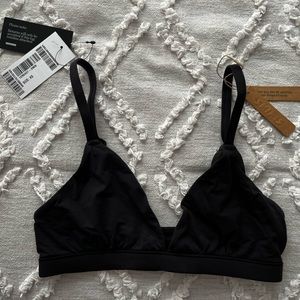 NWT SKIMS FITS EVERYBODY TRIANGLE BRALETTE XS ONYX